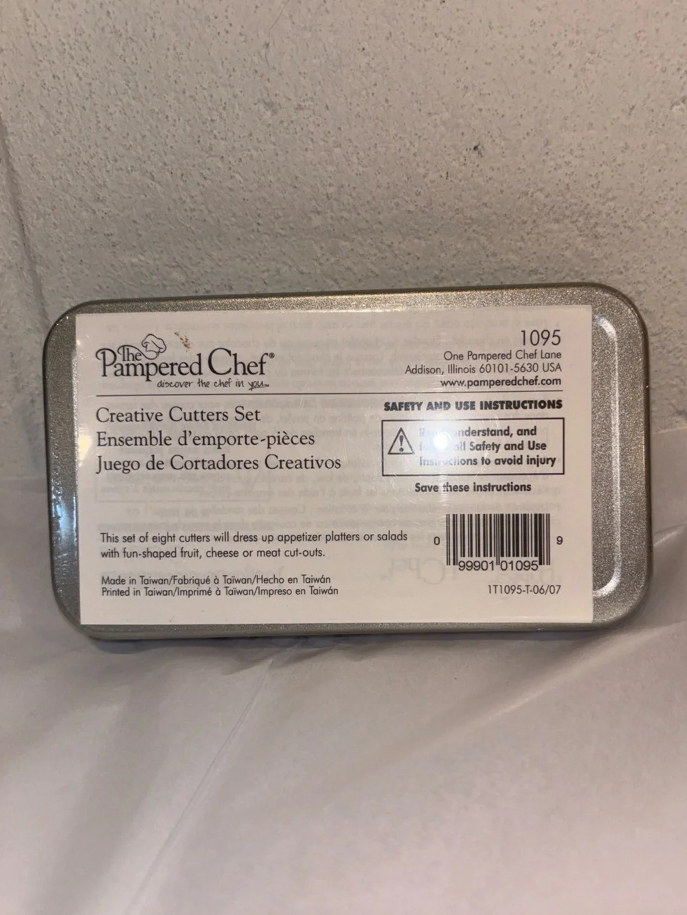 Pampered Chef Creative Cutters set of 8 multi shapes sealed tin 1095